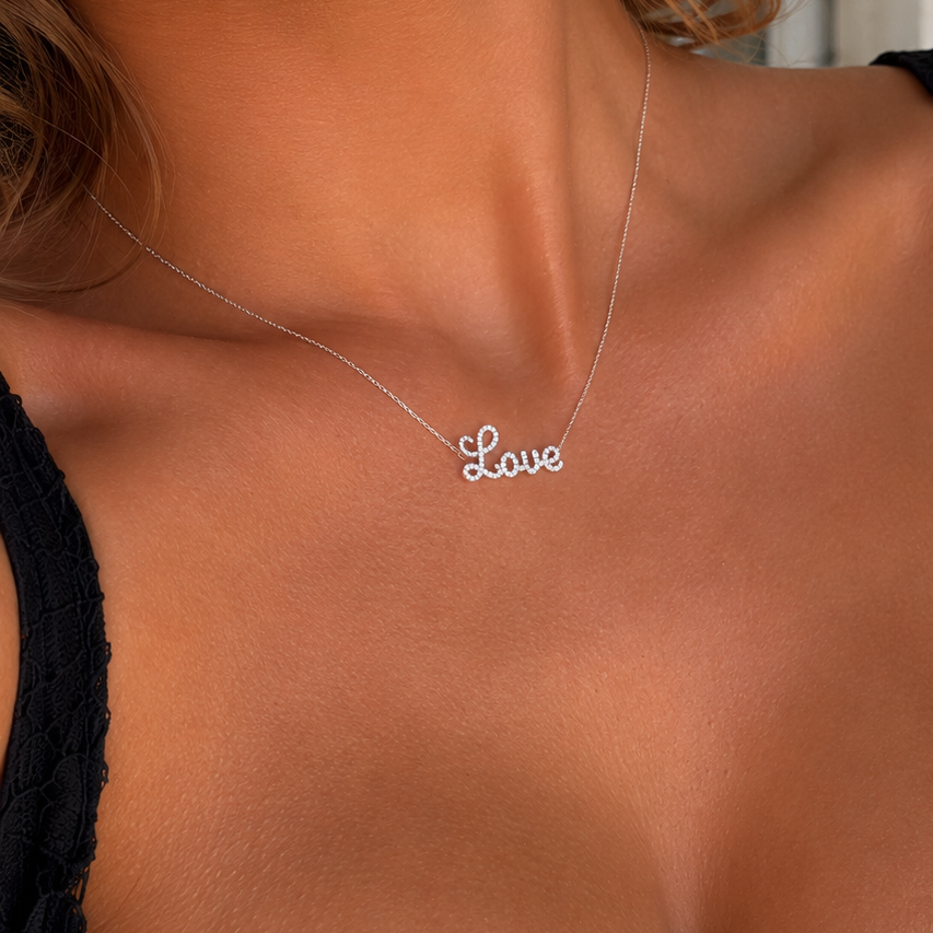 Buchstabe Collier 4P682 in Weißgold – weitere Produktansicht von NÓIR Diamonds