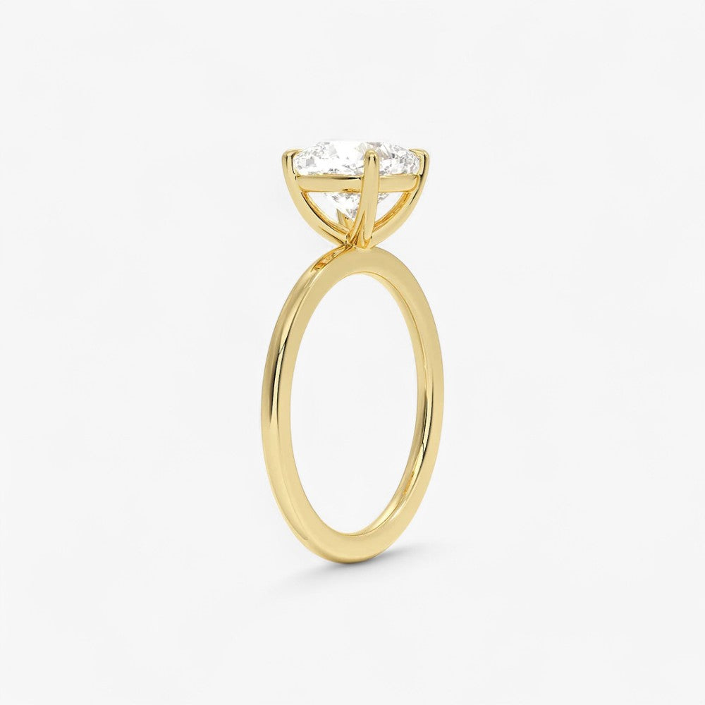 Verlobungsring mit 2 Karat Diamant in 18 Karat Gelbgold – klassische Seitenansicht der Solitär-Fassung, elegantes und zeitloses Design für den perfekten Heiratsantrag