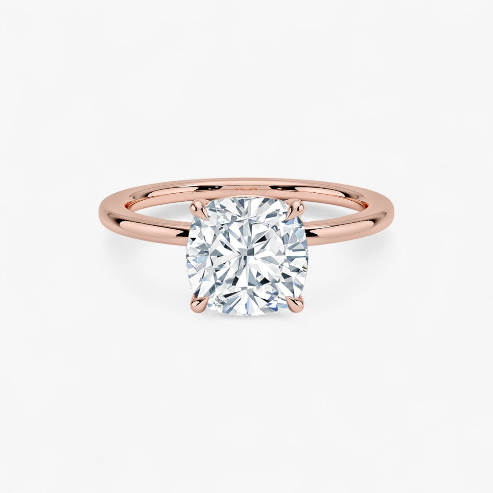 Verlobungsring mit 2 Karat Diamant in 18 Karat Roségold – klassische Seitenansicht der Solitär-Fassung, elegantes und zeitloses Design für den perfekten Heiratsantrag