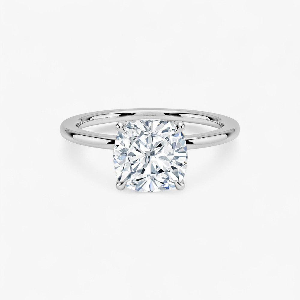 Verlobungsring mit 2 Karat Diamant in 950 Platin – klassische Seitenansicht der Solitär-Fassung, elegantes und zeitloses Design für den perfekten Heiratsantrag