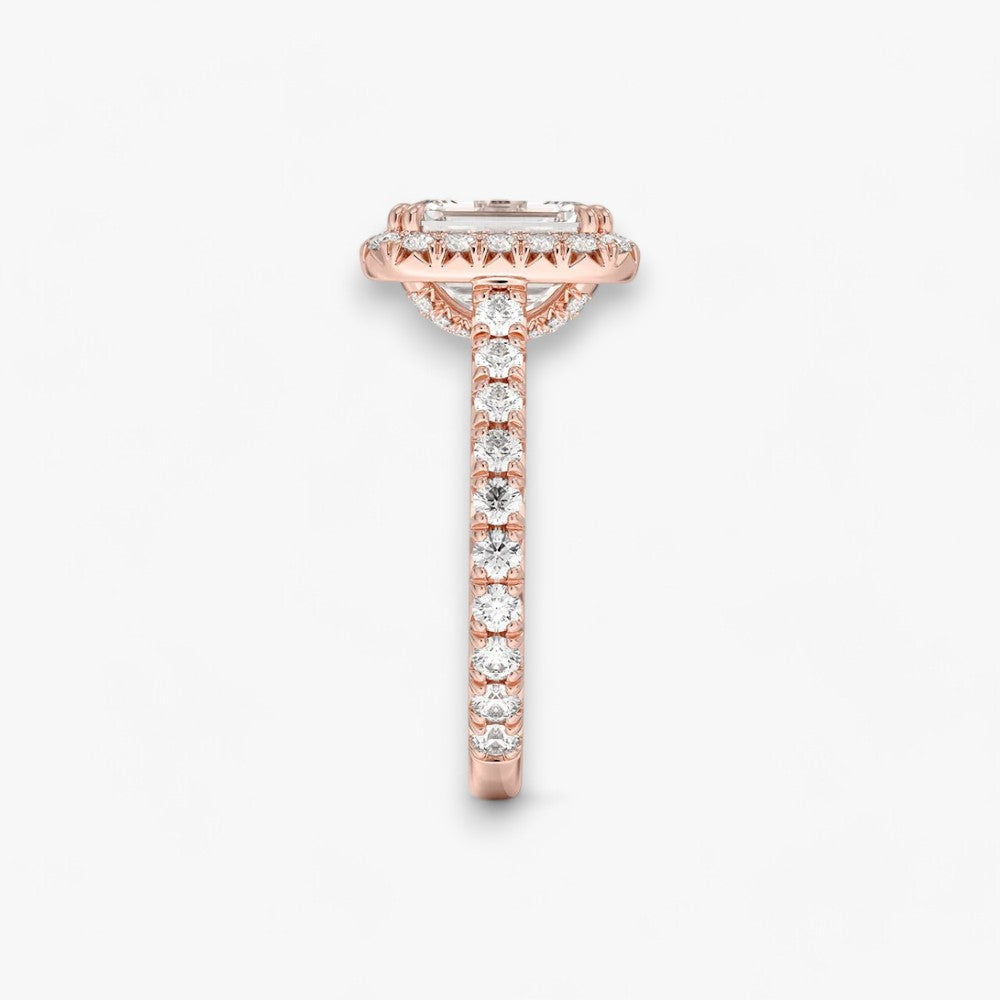 Exklusiver Diamantring aus Rosegold mit einem 2-Karat Emerald LabGrown geschliffenen Diamanten, umgeben von einem eleganten Pavé-Halo-Design. Luxuriöser Verlobungsring mit brillantem Steinfunkeln und hochwertiger Handwerkskunst – perfekt für Hochzeitsanträge. Premium-Schmuck für anspruchsvolle Kunden, geeignet für besondere Anlässe.