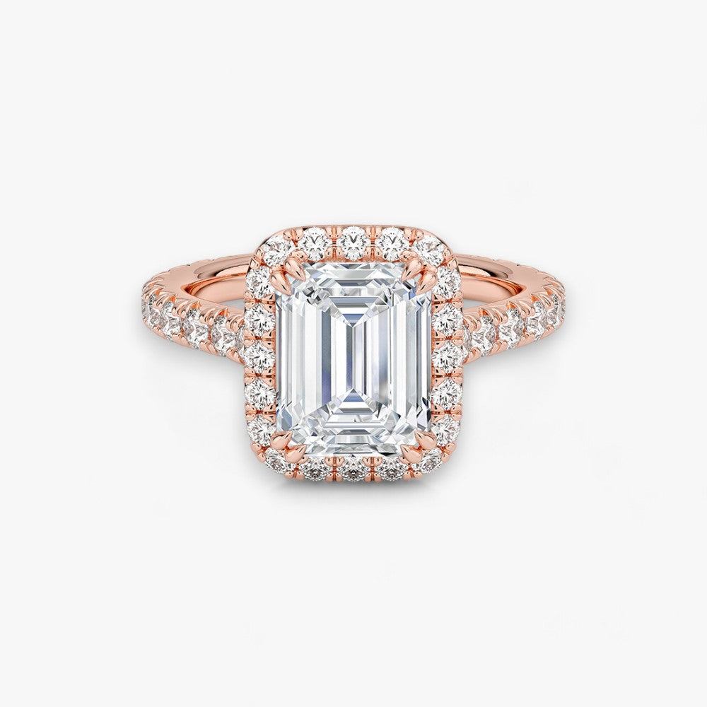 Exklusiver Diamantring aus Rosegold mit einem 2-Karat Emerald LabGrown geschliffenen Diamanten, umgeben von einem eleganten Pavé-Halo-Design. Luxuriöser Verlobungsring mit brillantem Steinfunkeln und hochwertiger Handwerkskunst – perfekt für Hochzeitsanträge. Premium-Schmuck für anspruchsvolle Kunden, geeignet für besondere Anlässe.