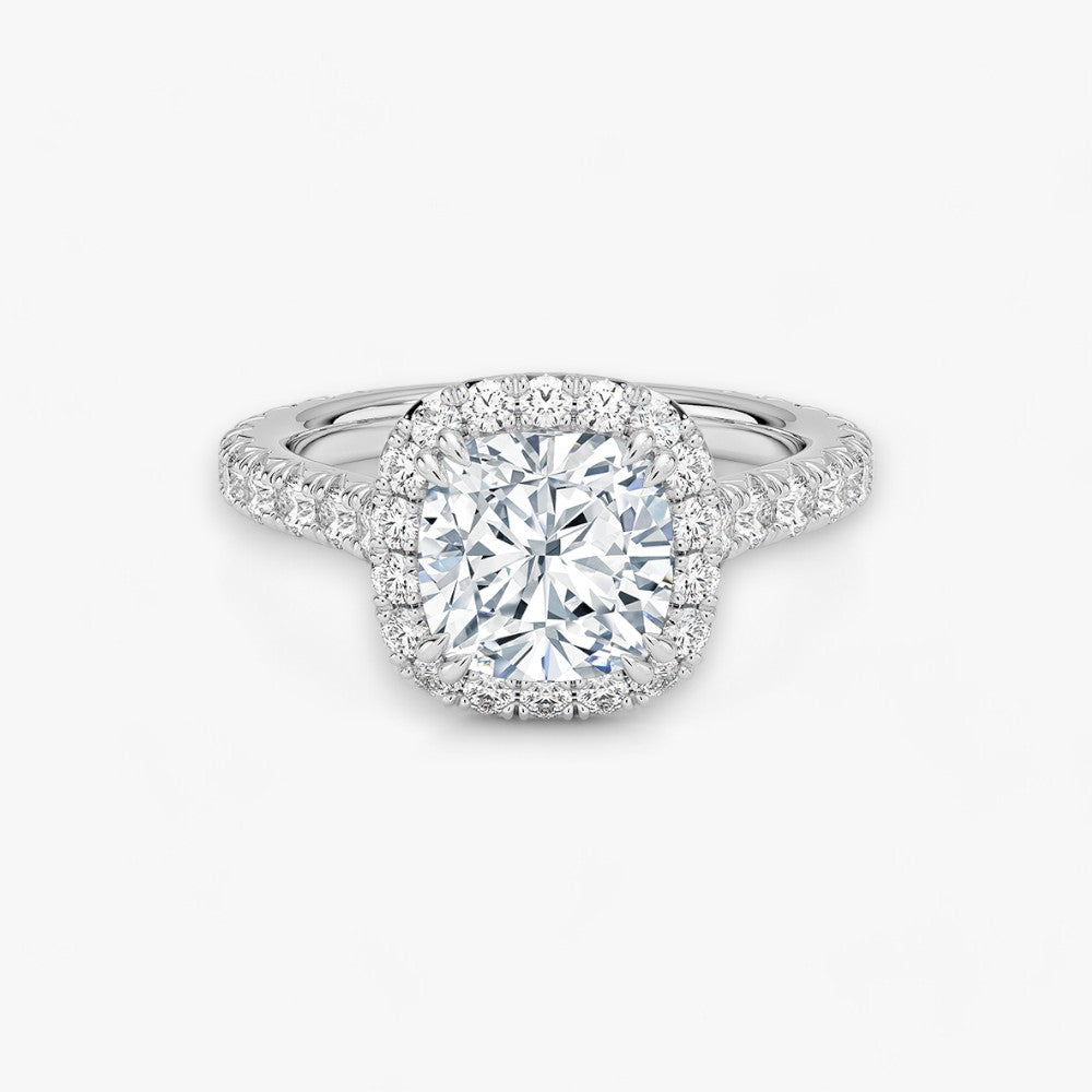Exklusiver Diamantring aus Platin mit einem 2-Karat Cushion LabGrown geschliffenen Diamanten, umgeben von einem eleganten Pavé-Halo-Design. Luxuriöser Verlobungsring mit brillantem Steinfunkeln und hochwertiger Handwerkskunst – perfekt für Hochzeitsanträge. Premium-Schmuck für anspruchsvolle Kunden, geeignet für besondere Anlässe.
