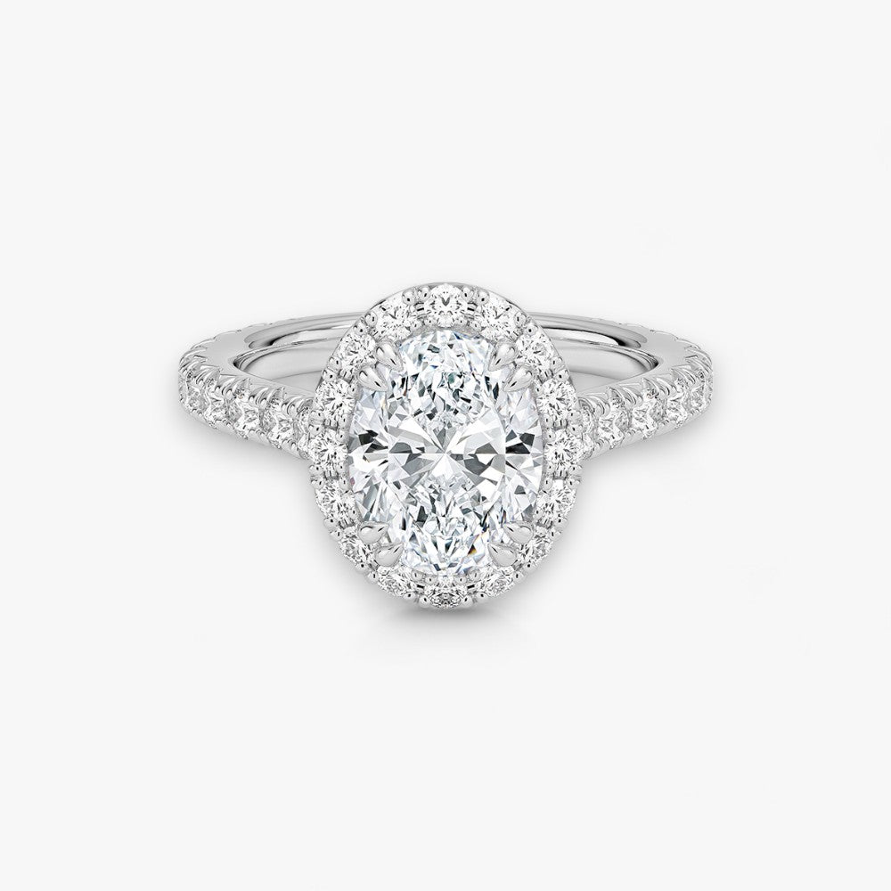 Exklusiver Diamantring aus Weissgold mit einem 2-Karat Oval LabGrown geschliffenen Diamanten, umgeben von einem eleganten Pavé-Halo-Design. Luxuriöser Verlobungsring mit brillantem Steinfunkeln und hochwertiger Handwerkskunst – perfekt für Hochzeitsanträge. Premium-Schmuck für anspruchsvolle Kunden, geeignet für besondere Anlässe.