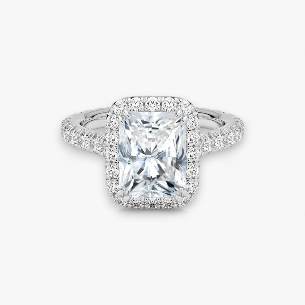 Exklusiver Diamantring aus Platin mit einem 2-Karat Radiant LabGrown geschliffenen Diamanten, umgeben von einem eleganten Pavé-Halo-Design. Luxuriöser Verlobungsring mit brillantem Steinfunkeln und hochwertiger Handwerkskunst – perfekt für Hochzeitsanträge. Premium-Schmuck für anspruchsvolle Kunden, geeignet für besondere Anlässe.