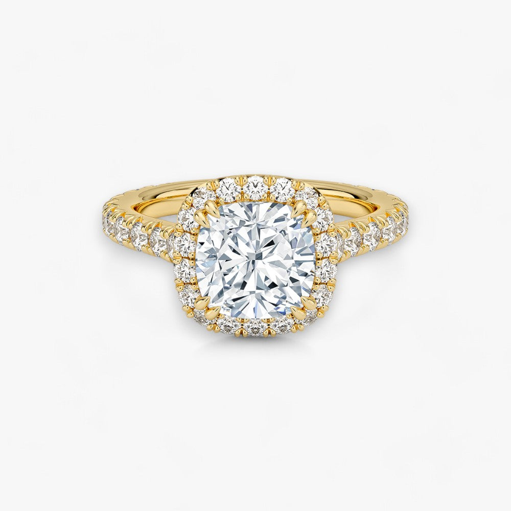 Exklusiver Diamantring aus Gelbgold mit einem 2-Karat Cushion LabGrown geschliffenen Diamanten, umgeben von einem eleganten Pavé-Halo-Design. Luxuriöser Verlobungsring mit brillantem Steinfunkeln und hochwertiger Handwerkskunst – perfekt für Hochzeitsanträge. Premium-Schmuck für anspruchsvolle Kunden, geeignet für besondere Anlässe.