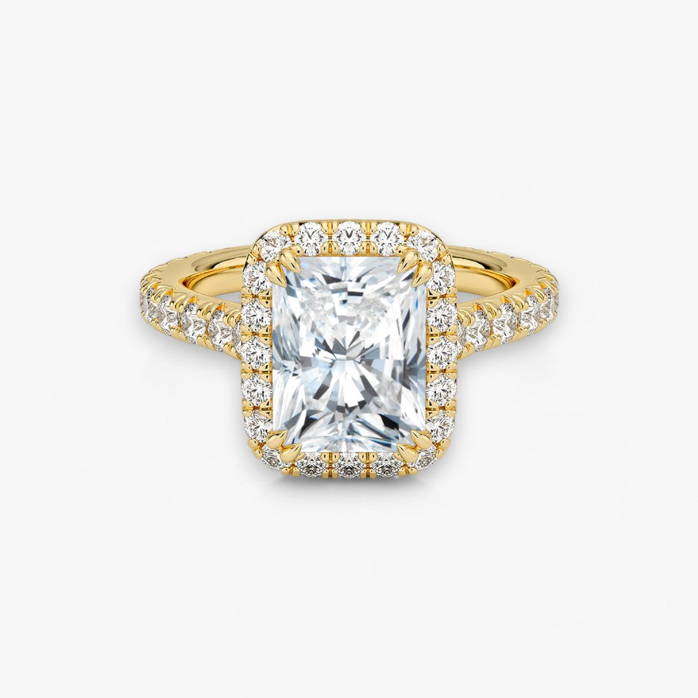 Exklusiver Diamantring aus Gelbgold mit einem 2-Karat Radiant LabGrown geschliffenen Diamanten, umgeben von einem eleganten Pavé-Halo-Design. Luxuriöser Verlobungsring mit brillantem Steinfunkeln und hochwertiger Handwerkskunst – perfekt für Hochzeitsanträge. Premium-Schmuck für anspruchsvolle Kunden, geeignet für besondere Anlässe.