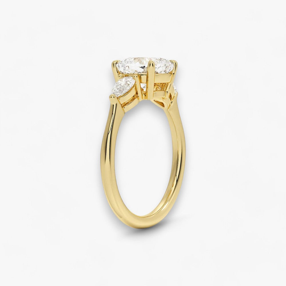 Eleganter Verlobungsring Bellancia mit 2-Karat Cushion-Cut-Diamant und funkelnden seitlichen Pear-Cut-Diamanten, gefertigt aus hochwertigem Gelbgold. Luxuriöser Diamantring für Verlobung, Hochzeit oder Jubiläum. Exklusives Schmuckdesign mit brillantem Glanz und zeitloser Eleganz – ideal für besondere Momente. Perfekter Verlobungsring mit außergewöhnlicher Handwerkskunst. Jetzt online entdecken und bestellen.