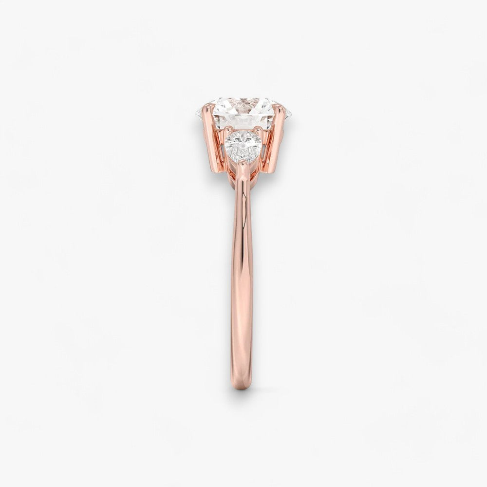 Eleganter Verlobungsring mit 2-Karat Rund-Cut-Diamant und funkelnden seitlichen Pear-Cut-Diamanten, gefertigt aus hochwertigem Rosegold. Luxuriöser Diamantring für Verlobung, Hochzeit oder Jubiläum. Exklusives Schmuckdesign mit brillantem Glanz und zeitloser Eleganz – ideal für besondere Momente. Perfekter Verlobungsring mit außergewöhnlicher Handwerkskunst. Jetzt online entdecken und bestellen.
