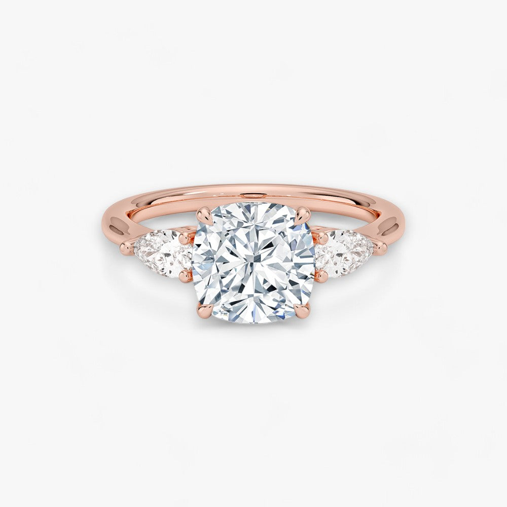 Eleganter Verlobungsring Bellancia mit 2-Karat Cushion-Cut-Diamant und funkelnden seitlichen Pear-Cut-Diamanten, gefertigt aus hochwertigem Rosegold. Luxuriöser Diamantring für Verlobung, Hochzeit oder Jubiläum. Exklusives Schmuckdesign mit brillantem Glanz und zeitloser Eleganz – ideal für besondere Momente. Perfekter Verlobungsring mit außergewöhnlicher Handwerkskunst. Jetzt online entdecken und bestellen.