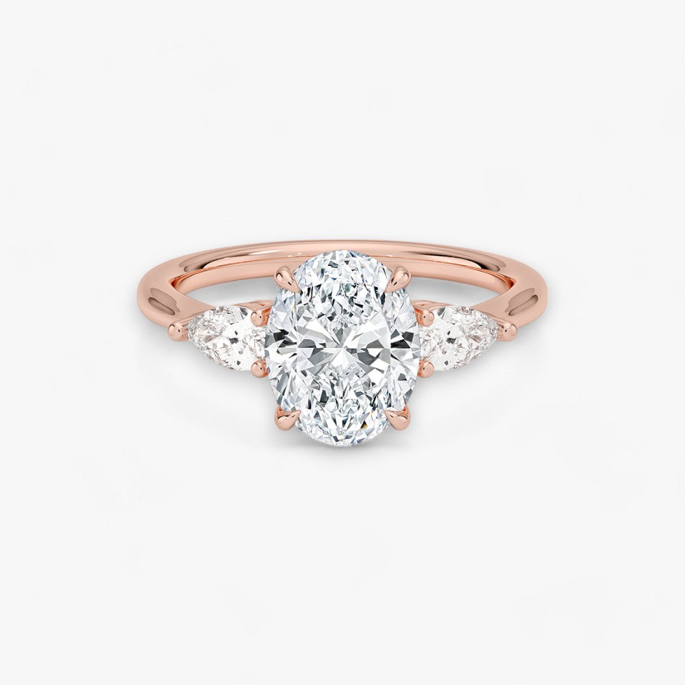 Eleganter Verlobungsring mit 2-Karat Oval-Cut-Diamant und funkelnden seitlichen Pear-Cut-Diamanten, gefertigt aus hochwertigem Rosegold. Luxuriöser Diamantring für Verlobung, Hochzeit oder Jubiläum. Exklusives Schmuckdesign mit brillantem Glanz und zeitloser Eleganz – ideal für besondere Momente. Perfekter Verlobungsring mit außergewöhnlicher Handwerkskunst. Jetzt online entdecken und bestellen.