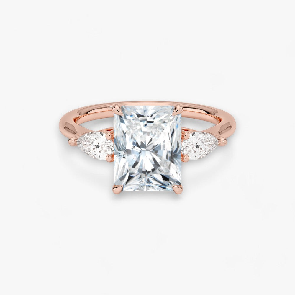 Eleganter Verlobungsring mit 2-Karat Radiant-Cut-Diamant und funkelnden seitlichen Pear-Cut-Diamanten, gefertigt aus hochwertigem Rosegold. Luxuriöser Diamantring für Verlobung, Hochzeit oder Jubiläum. Exklusives Schmuckdesign mit brillantem Glanz und zeitloser Eleganz – ideal für besondere Momente. Perfekter Verlobungsring mit außergewöhnlicher Handwerkskunst. Jetzt online entdecken und bestellen.