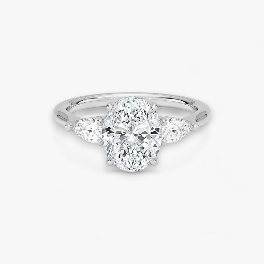 Eleganter Verlobungsring mit 2-Karat Oval-Cut-Diamant und funkelnden seitlichen Pear-Cut-Diamanten, gefertigt aus hochwertigem Weissgold. Luxuriöser Diamantring für Verlobung, Hochzeit oder Jubiläum. Exklusives Schmuckdesign mit brillantem Glanz und zeitloser Eleganz – ideal für besondere Momente. Perfekter Verlobungsring mit außergewöhnlicher Handwerkskunst. Jetzt online entdecken und bestellen.