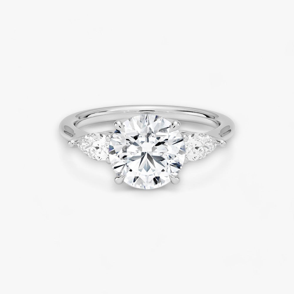 Eleganter Verlobungsring mit 2-Karat Rund-Cut-Diamant und funkelnden seitlichen Pear-Cut-Diamanten, gefertigt aus hochwertigem Weissgold. Luxuriöser Diamantring für Verlobung, Hochzeit oder Jubiläum. Exklusives Schmuckdesign mit brillantem Glanz und zeitloser Eleganz – ideal für besondere Momente. Perfekter Verlobungsring mit außergewöhnlicher Handwerkskunst. Jetzt online entdecken und bestellen.