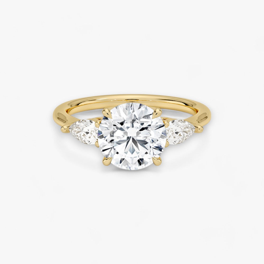 Eleganter Verlobungsring mit 2-Karat Rund-Cut-Diamant und funkelnden seitlichen Pear-Cut-Diamanten, gefertigt aus hochwertigem Gelbgold. Luxuriöser Diamantring für Verlobung, Hochzeit oder Jubiläum. Exklusives Schmuckdesign mit brillantem Glanz und zeitloser Eleganz – ideal für besondere Momente. Perfekter Verlobungsring mit außergewöhnlicher Handwerkskunst. Jetzt online entdecken und bestellen.