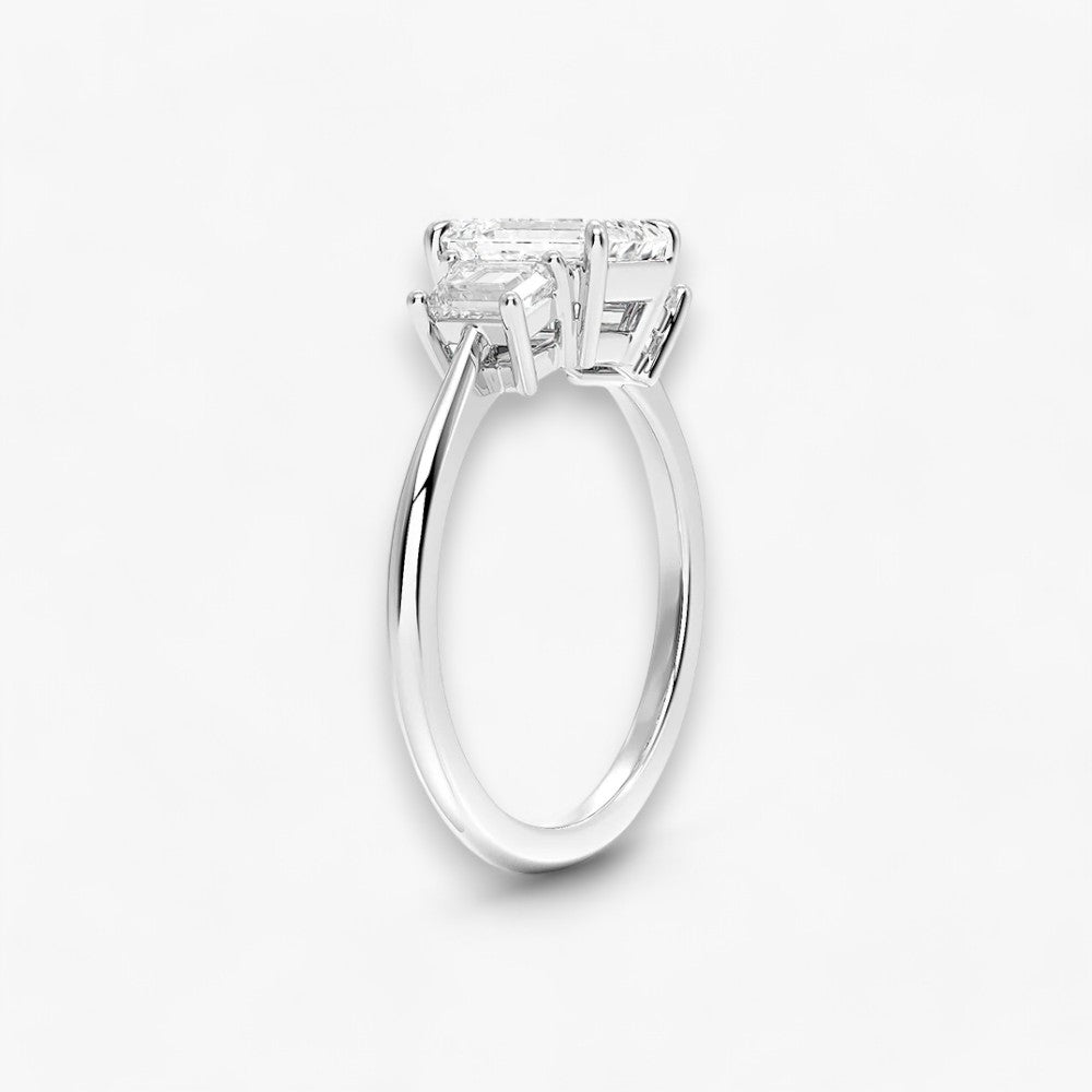 Luxuriöser Verlobungsring mit 2-Karat Cushion-Cut-Diamant und seitlichen Emerald-Cut-Diamanten, eingefasst in einer eleganten Weissgold-Fassung. Exklusiver Diamantring mit brillantem Glanz und moderner Ästhetik, ideal für Verlobung, Hochzeit oder Jubiläum. Hochwertiges Schmuckdesign mit zeitloser Eleganz und handgefertigter Präzision. Perfekter Verlobungsring für besondere Momente. Jetzt online entdecken und bestellen.