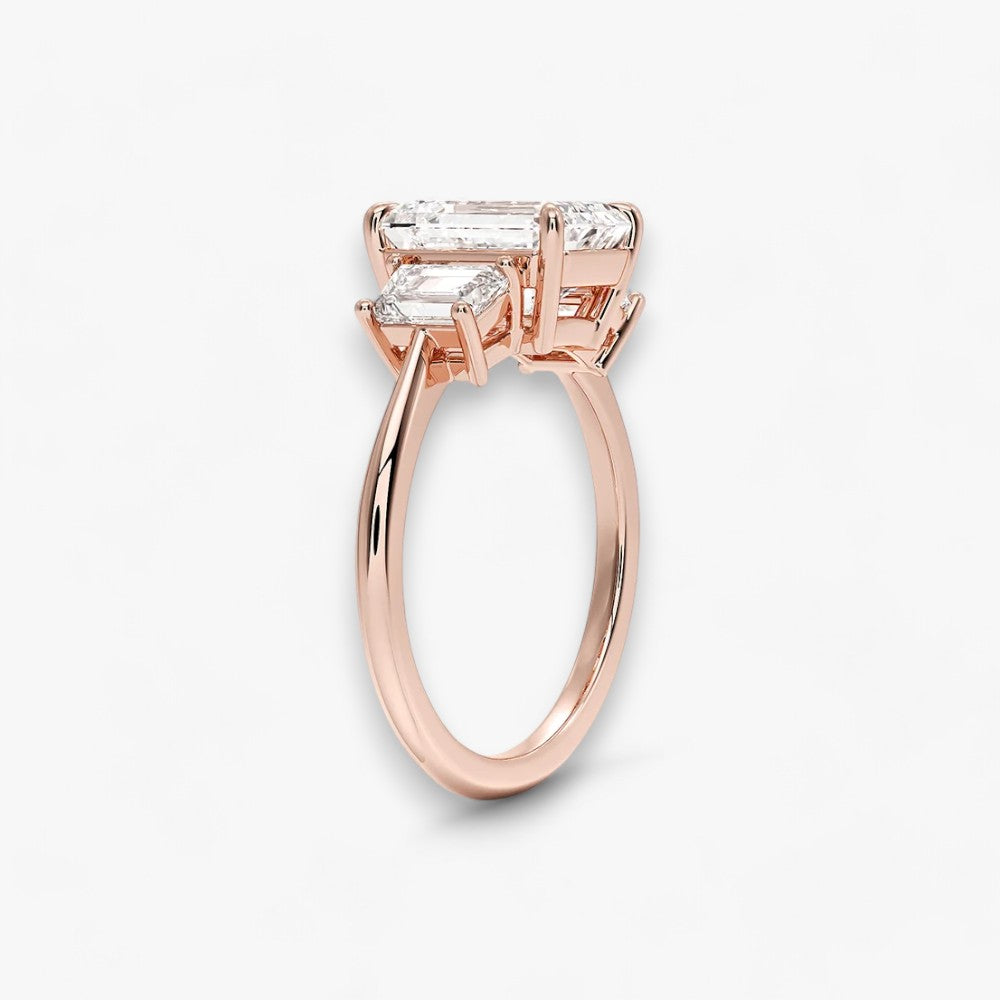 Luxuriöser Verlobungsring mit 2-Karat Emerald-Cut-Diamant und seitlichen Emerald-Cut-Diamanten, eingefasst in einer eleganten Rosegold-Fassung. Exklusiver Diamantring mit brillantem Glanz und moderner Ästhetik, ideal für Verlobung, Hochzeit oder Jubiläum. Hochwertiges Schmuckdesign mit zeitloser Eleganz und handgefertigter Präzision. Perfekter Verlobungsring für besondere Momente. Jetzt online entdecken und bestellen.