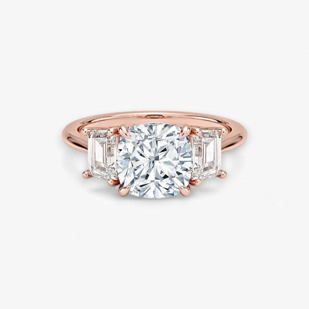 Luxuriöser Verlobungsring mit 2-Karat Cushion-Cut-Diamant und seitlichen Emerald-Cut-Diamanten, eingefasst in einer eleganten Rosegold-Fassung. Exklusiver Diamantring mit brillantem Glanz und moderner Ästhetik, ideal für Verlobung, Hochzeit oder Jubiläum. Hochwertiges Schmuckdesign mit zeitloser Eleganz und handgefertigter Präzision. Perfekter Verlobungsring für besondere Momente. Jetzt online entdecken und bestellen.
