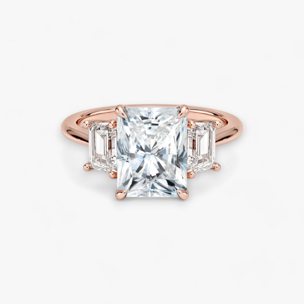 Luxuriöser Verlobungsring mit 2-Karat Radiant-Cut-Diamant und seitlichen Emerald-Cut-Diamanten, eingefasst in einer eleganten Rosegold-Fassung. Exklusiver Diamantring mit brillantem Glanz und moderner Ästhetik, ideal für Verlobung, Hochzeit oder Jubiläum. Hochwertiges Schmuckdesign mit zeitloser Eleganz und handgefertigter Präzision. Perfekter Verlobungsring für besondere Momente. Jetzt online entdecken und bestellen.