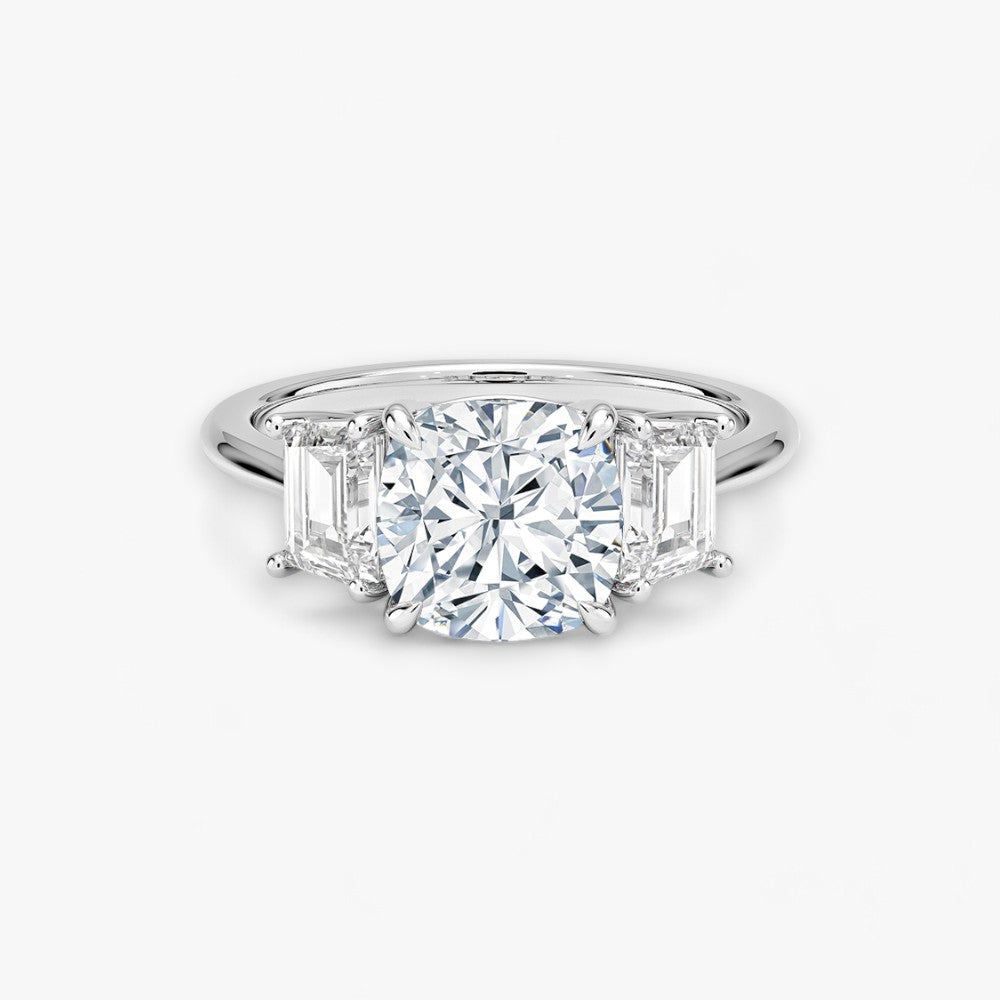 Luxuriöser Verlobungsring mit 2-Karat Cushion-Cut-Diamant und seitlichen Emerald-Cut-Diamanten, eingefasst in einer eleganten Weissgold-Fassung. Exklusiver Diamantring mit brillantem Glanz und moderner Ästhetik, ideal für Verlobung, Hochzeit oder Jubiläum. Hochwertiges Schmuckdesign mit zeitloser Eleganz und handgefertigter Präzision. Perfekter Verlobungsring für besondere Momente. Jetzt online entdecken und bestellen.