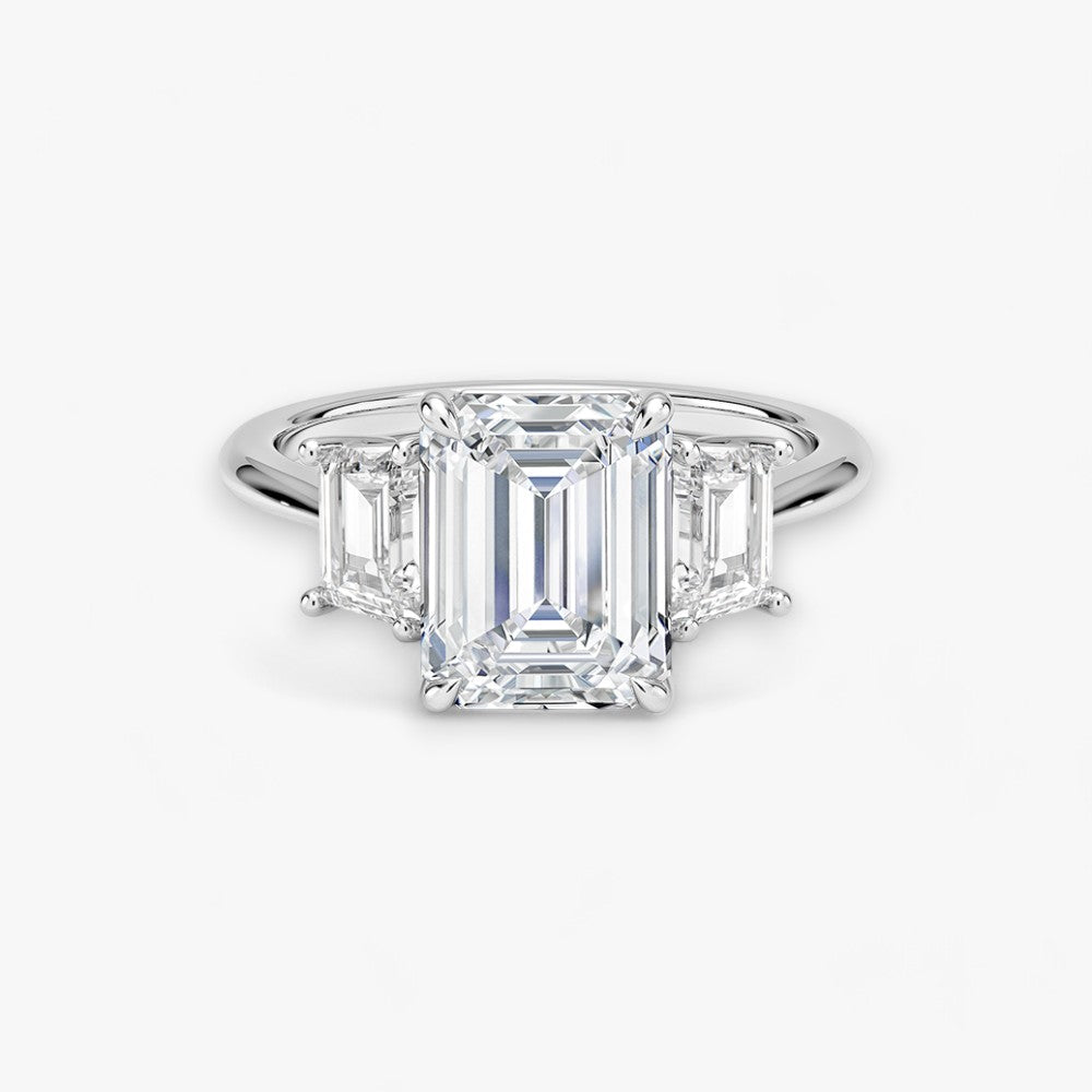 Luxuriöser Verlobungsring mit 2-Karat Emerald-Cut-Diamant und seitlichen Emerald-Cut-Diamanten, eingefasst in einer eleganten Weissgold-Fassung. Exklusiver Diamantring mit brillantem Glanz und moderner Ästhetik, ideal für Verlobung, Hochzeit oder Jubiläum. Hochwertiges Schmuckdesign mit zeitloser Eleganz und handgefertigter Präzision. Perfekter Verlobungsring für besondere Momente. Jetzt online entdecken und bestellen.