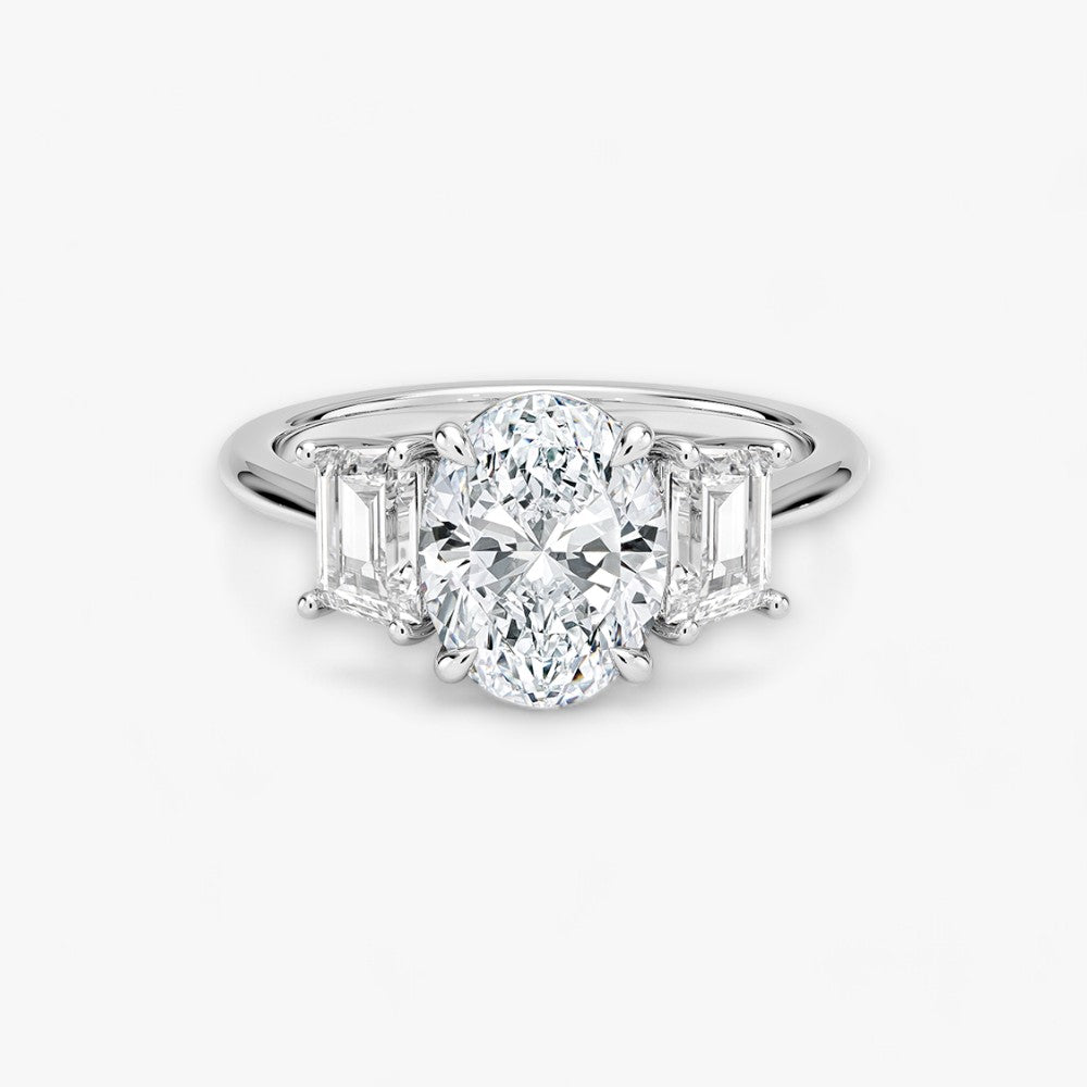 Luxuriöser Verlobungsring mit 2-Karat Oval-Cut-Diamant und seitlichen Emerald-Cut-Diamanten, eingefasst in einer eleganten Weissgold-Fassung. Exklusiver Diamantring mit brillantem Glanz und moderner Ästhetik, ideal für Verlobung, Hochzeit oder Jubiläum. Hochwertiges Schmuckdesign mit zeitloser Eleganz und handgefertigter Präzision. Perfekter Verlobungsring für besondere Momente. Jetzt online entdecken und bestellen.