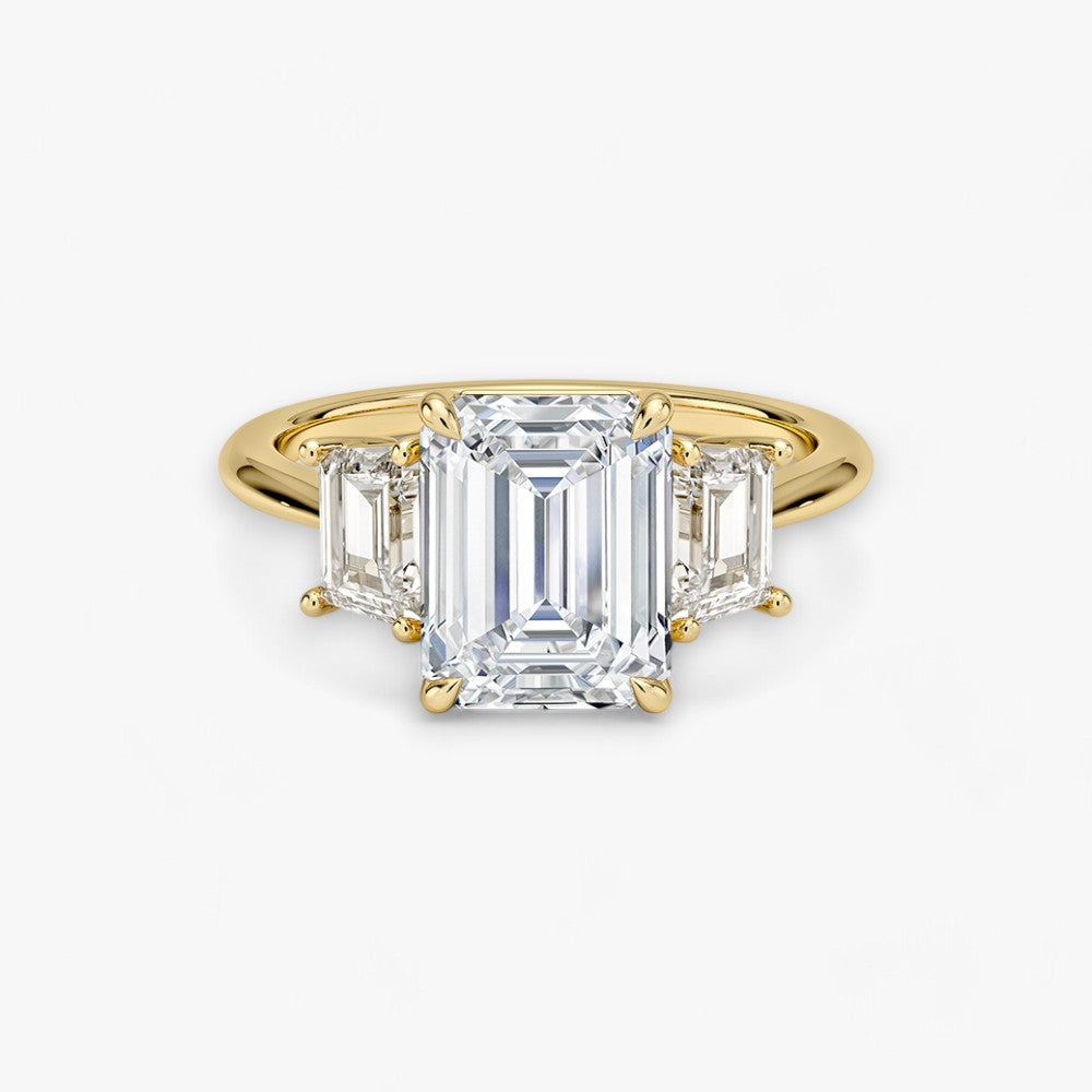 Luxuriöser Verlobungsring mit 2-Karat Emerald-Cut-Diamant und seitlichen Emerald-Cut-Diamanten, eingefasst in einer eleganten Gelbgold-Fassung. Exklusiver Diamantring mit brillantem Glanz und moderner Ästhetik, ideal für Verlobung, Hochzeit oder Jubiläum. Hochwertiges Schmuckdesign mit zeitloser Eleganz und handgefertigter Präzision. Perfekter Verlobungsring für besondere Momente. Jetzt online entdecken und bestellen.