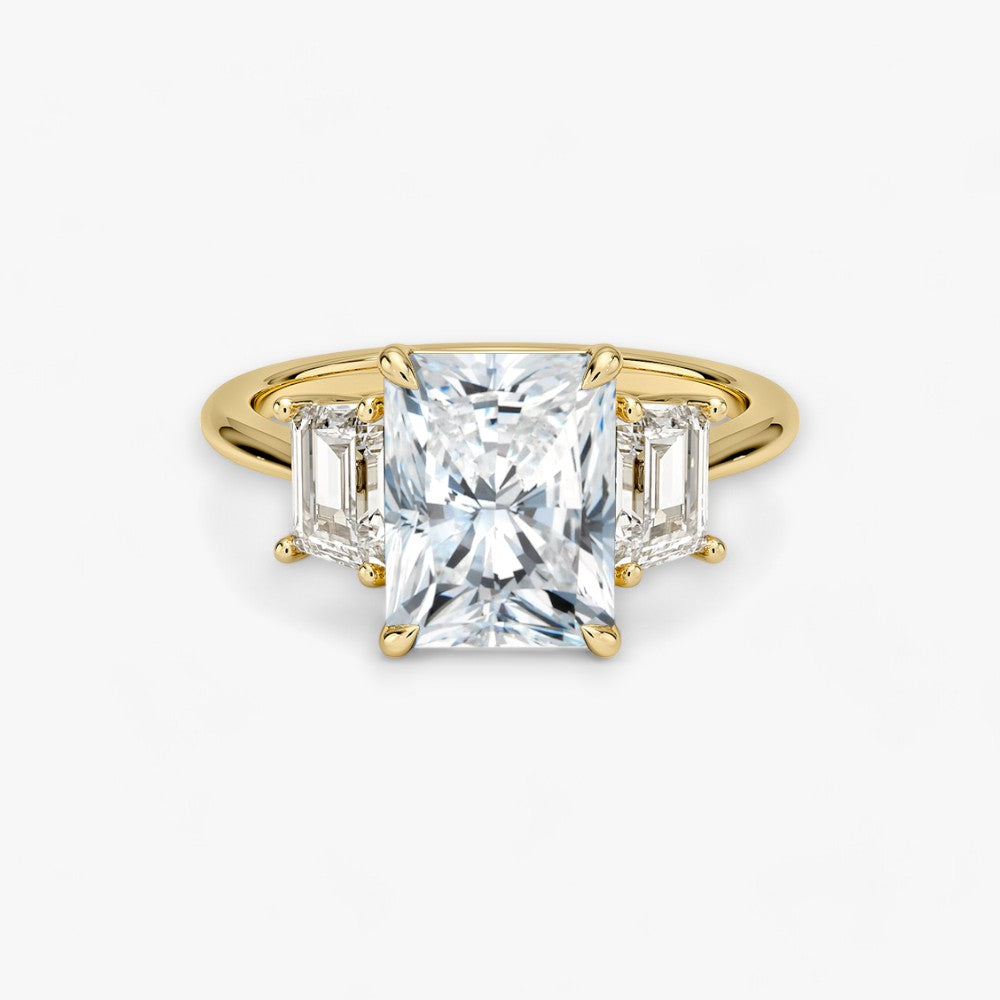 Luxuriöser Verlobungsring mit 2-Karat Radiant-Cut-Diamant und seitlichen Emerald-Cut-Diamanten, eingefasst in einer eleganten Gelbgold-Fassung. Exklusiver Diamantring mit brillantem Glanz und moderner Ästhetik, ideal für Verlobung, Hochzeit oder Jubiläum. Hochwertiges Schmuckdesign mit zeitloser Eleganz und handgefertigter Präzision. Perfekter Verlobungsring für besondere Momente. Jetzt online entdecken und bestellen.