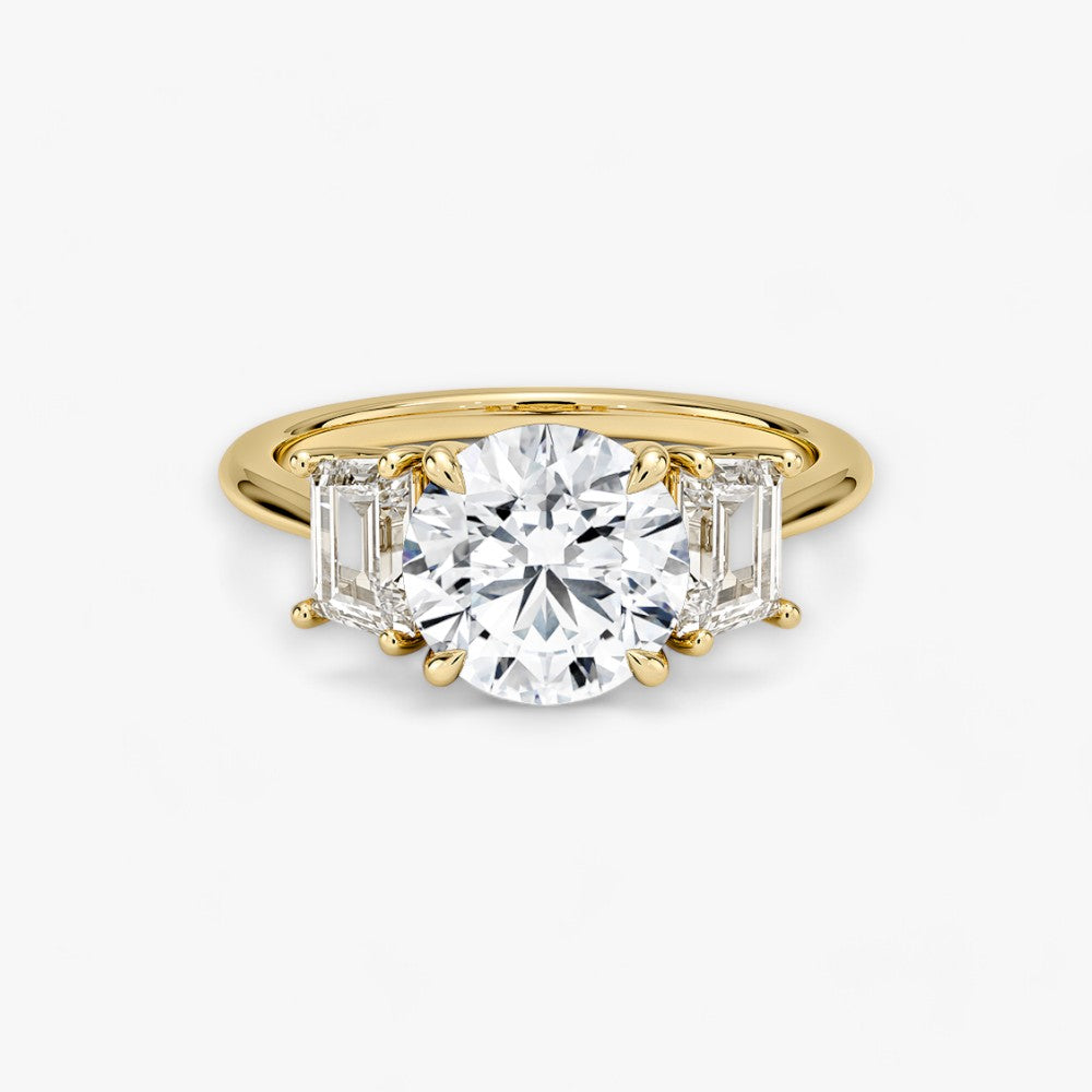 Luxuriöser Verlobungsring mit 2-Karat Rund-Cut-Diamant und seitlichen Emerald-Cut-Diamanten, eingefasst in einer eleganten Gelbgold-Fassung. Exklusiver Diamantring mit brillantem Glanz und moderner Ästhetik, ideal für Verlobung, Hochzeit oder Jubiläum. Hochwertiges Schmuckdesign mit zeitloser Eleganz und handgefertigter Präzision. Perfekter Verlobungsring für besondere Momente. Jetzt online entdecken und bestellen.