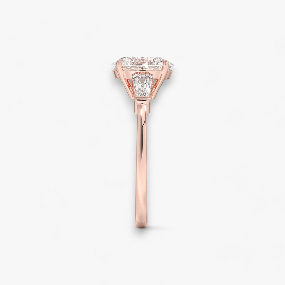 Exklusiver Verlobungsring mit 2-Karat Oval-Cut-Diamant und klassischen Baguette-Cut-Seitendiamanten, eingefasst in elegantes Rosegold. Luxuriöser Diamantring für Verlobungen, Hochzeiten oder Jubiläen – vereint zeitlose Schönheit und höchste Handwerkskunst. Perfekt für besondere Anlässe. Jetzt den edlen Verlobungsring mit funkelndem Glanz und außergewöhnlichem Design online entdecken und kaufen.