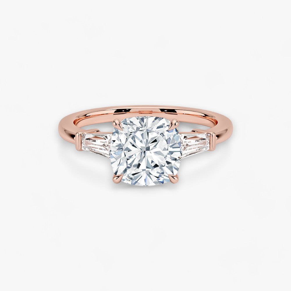 Exklusiver Verlobungsring mit 2-Karat Cushion-Cut-Diamant und klassischen Baguette-Cut-Seitendiamanten, eingefasst in elegantes Rosegold. Luxuriöser Diamantring für Verlobungen, Hochzeiten oder Jubiläen – vereint zeitlose Schönheit und höchste Handwerkskunst. Perfekt für besondere Anlässe. Jetzt den edlen Verlobungsring mit funkelndem Glanz und außergewöhnlichem Design online entdecken und kaufen.