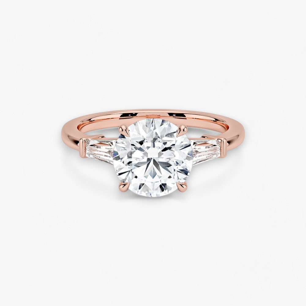Exklusiver Verlobungsring mit 2-Karat Rund-Cut-Diamant und klassischen Baguette-Cut-Seitendiamanten, eingefasst in elegantes Rosegold. Luxuriöser Diamantring für Verlobungen, Hochzeiten oder Jubiläen – vereint zeitlose Schönheit und höchste Handwerkskunst. Perfekt für besondere Anlässe. Jetzt den edlen Verlobungsring mit funkelndem Glanz und außergewöhnlichem Design online entdecken und kaufen.