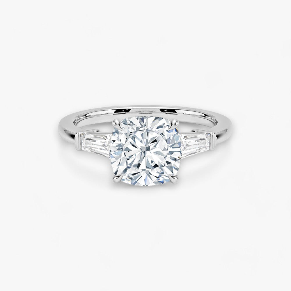 Exklusiver Verlobungsring mit 2-Karat Cushion-Cut-Diamant und klassischen Baguette-Cut-Seitendiamanten, eingefasst in elegantes Weissgold. Luxuriöser Diamantring für Verlobungen, Hochzeiten oder Jubiläen – vereint zeitlose Schönheit und höchste Handwerkskunst. Perfekt für besondere Anlässe. Jetzt den edlen Verlobungsring mit funkelndem Glanz und außergewöhnlichem Design online entdecken und kaufen.