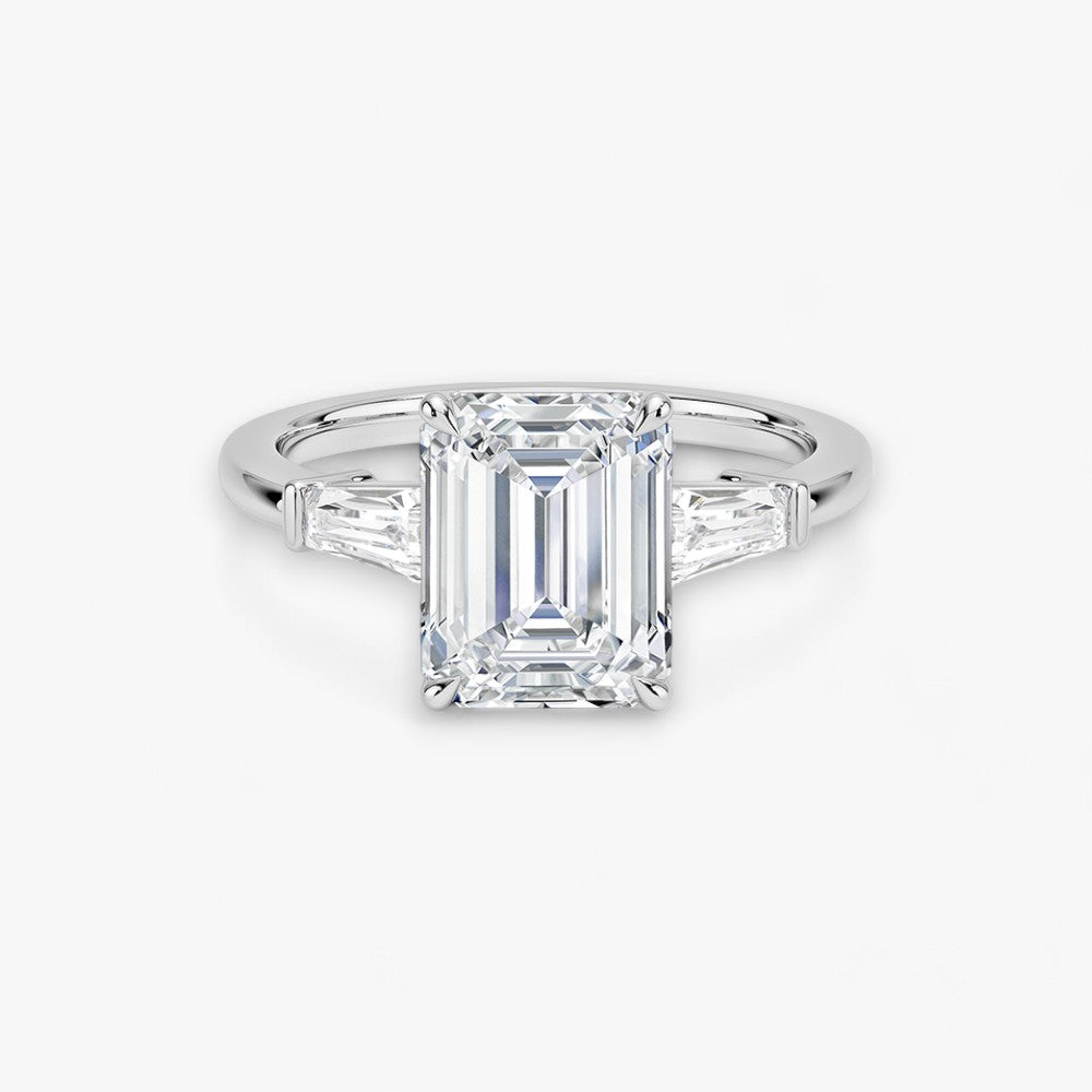 Exklusiver Verlobungsring mit 2-Karat Emerald-Cut-Diamant und klassischen Baguette-Cut-Seitendiamanten, eingefasst in elegantes Weissgold. Luxuriöser Diamantring für Verlobungen, Hochzeiten oder Jubiläen – vereint zeitlose Schönheit und höchste Handwerkskunst. Perfekt für besondere Anlässe. Jetzt den edlen Verlobungsring mit funkelndem Glanz und außergewöhnlichem Design online entdecken und kaufen.