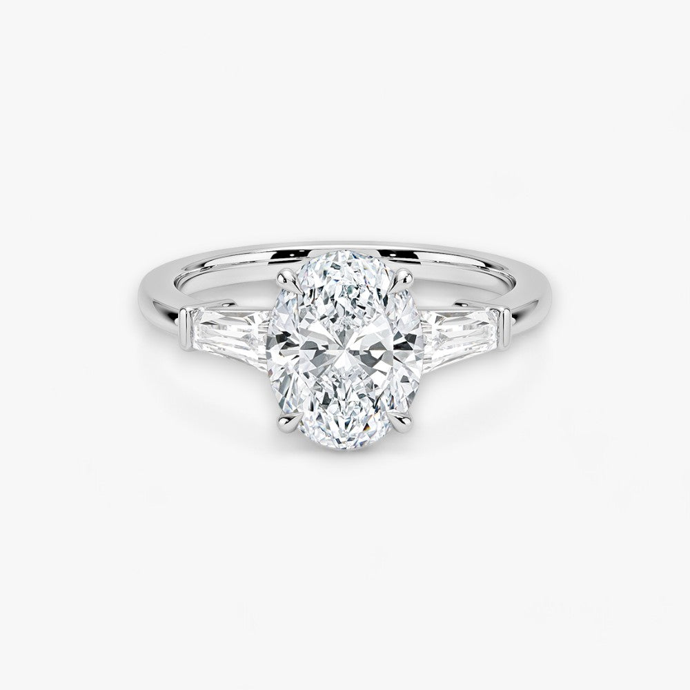 Exklusiver Verlobungsring mit 2-Karat Oval-Cut-Diamant und klassischen Baguette-Cut-Seitendiamanten, eingefasst in elegantes Weissgold. Luxuriöser Diamantring für Verlobungen, Hochzeiten oder Jubiläen – vereint zeitlose Schönheit und höchste Handwerkskunst. Perfekt für besondere Anlässe. Jetzt den edlen Verlobungsring mit funkelndem Glanz und außergewöhnlichem Design online entdecken und kaufen.