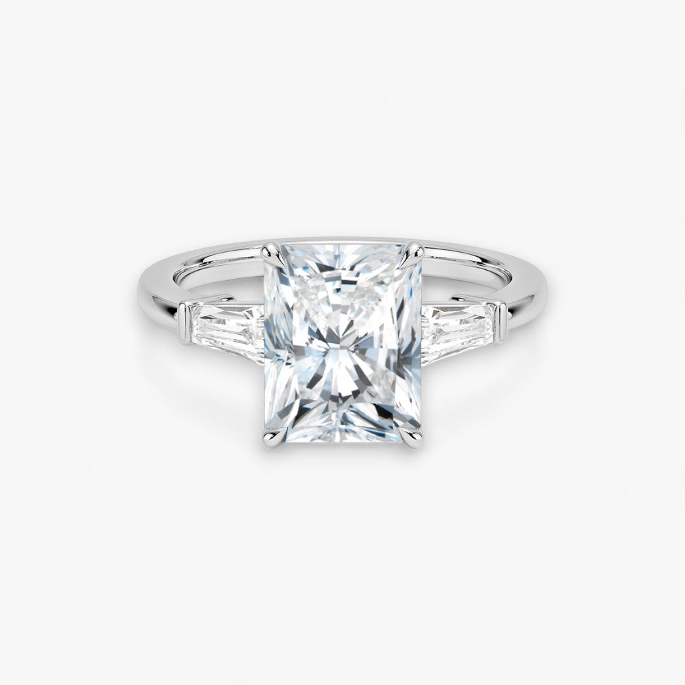 Exklusiver Verlobungsring mit 2-Karat Radiant-Cut-Diamant und klassischen Baguette-Cut-Seitendiamanten, eingefasst in elegantes Weissgold. Luxuriöser Diamantring für Verlobungen, Hochzeiten oder Jubiläen – vereint zeitlose Schönheit und höchste Handwerkskunst. Perfekt für besondere Anlässe. Jetzt den edlen Verlobungsring mit funkelndem Glanz und außergewöhnlichem Design online entdecken und kaufen.