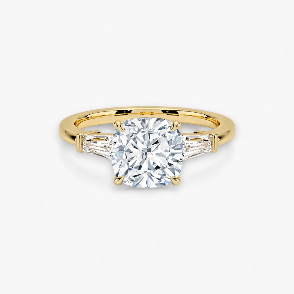 Exklusiver Verlobungsring mit 2-Karat Cushion-Cut-Diamant und klassischen Baguette-Cut-Seitendiamanten, eingefasst in elegantes Gelbgold. Luxuriöser Diamantring für Verlobungen, Hochzeiten oder Jubiläen – vereint zeitlose Schönheit und höchste Handwerkskunst. Perfekt für besondere Anlässe. Jetzt den edlen Verlobungsring mit funkelndem Glanz und außergewöhnlichem Design online entdecken und kaufen.