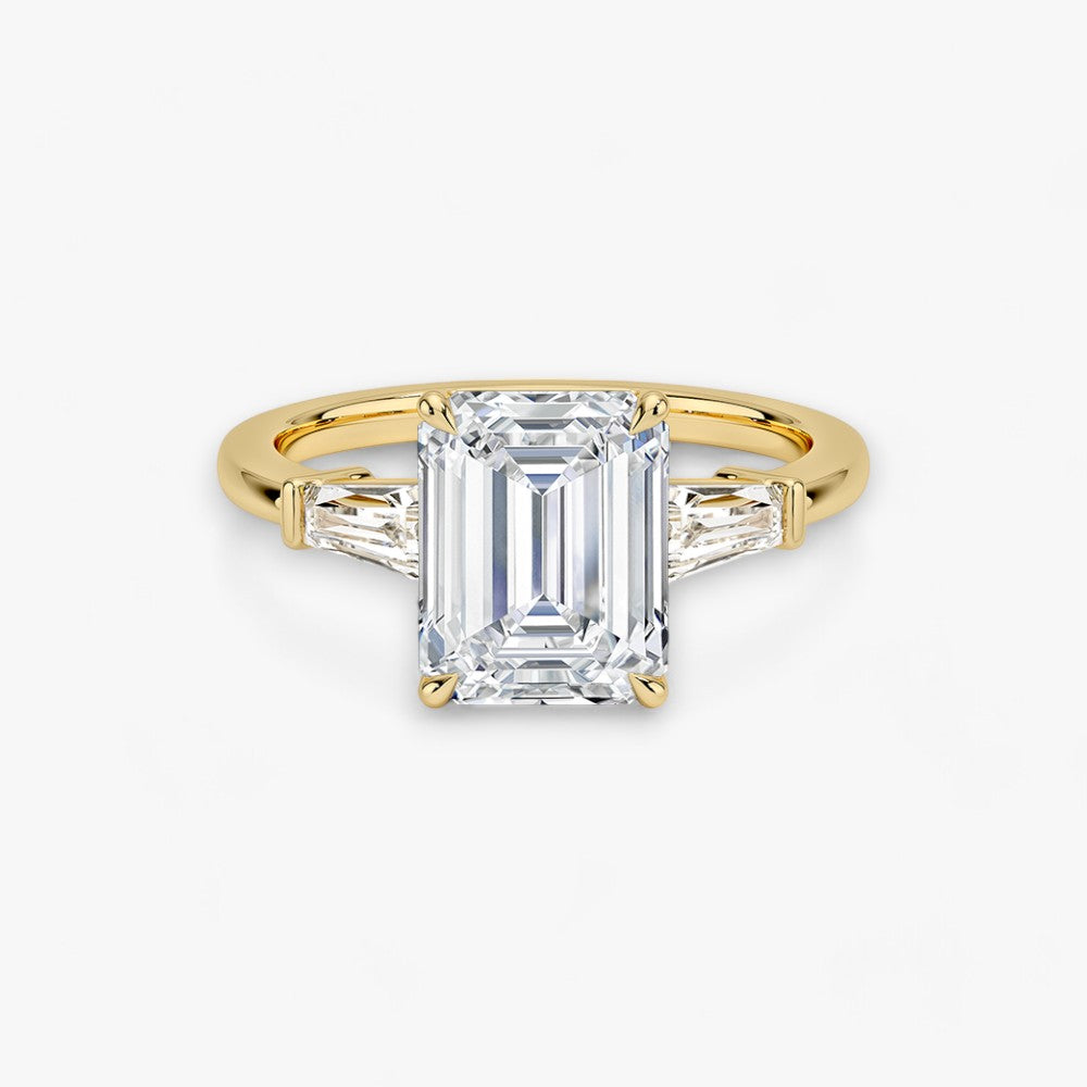 Exklusiver Verlobungsring mit 2-Karat Emerald-Cut-Diamant und klassischen Baguette-Cut-Seitendiamanten, eingefasst in elegantes Gelbgold. Luxuriöser Diamantring für Verlobungen, Hochzeiten oder Jubiläen – vereint zeitlose Schönheit und höchste Handwerkskunst. Perfekt für besondere Anlässe. Jetzt den edlen Verlobungsring mit funkelndem Glanz und außergewöhnlichem Design online entdecken und kaufen.