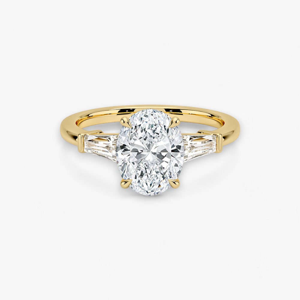 Exklusiver Verlobungsring mit 2-Karat Oval-Cut-Diamant und klassischen Baguette-Cut-Seitendiamanten, eingefasst in elegantes Gelbgold. Luxuriöser Diamantring für Verlobungen, Hochzeiten oder Jubiläen – vereint zeitlose Schönheit und höchste Handwerkskunst. Perfekt für besondere Anlässe. Jetzt den edlen Verlobungsring mit funkelndem Glanz und außergewöhnlichem Design online entdecken und kaufen.