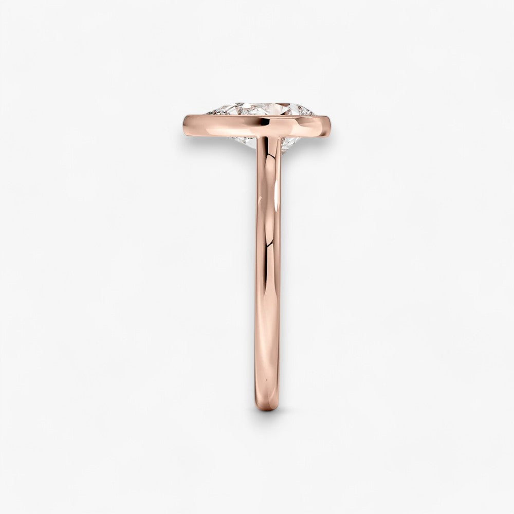 Moderner Verlobungsring mit 2-Karat Tropfen-Cut-Diamant in einer stilvollen Zargenfassung aus hochwertigem Rosegold. Minimalistisches Schmuckdesign mit luxuriösem Glanz und zeitloser Eleganz, ideal für Verlobung, Hochzeit oder Jubiläum. Exklusiver Diamantring, der Handwerkskunst und modernes Design vereint. Jetzt den perfekten Verlobungsring für besondere Momente online entdecken und kaufen.