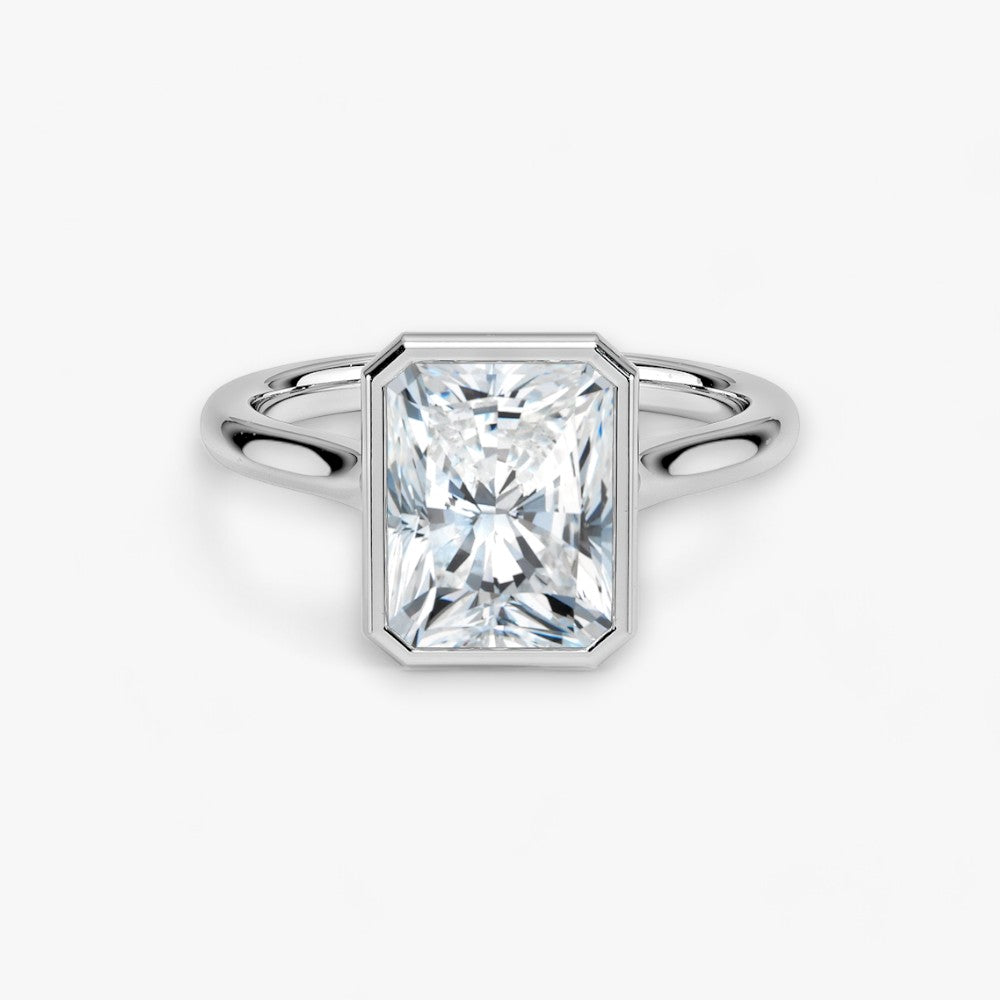 Moderner Verlobungsring mit 2-Karat Radiant-Cut-Diamant in einer stilvollen Zargenfassung aus hochwertigem Weissgold. Minimalistisches Schmuckdesign mit luxuriösem Glanz und zeitloser Eleganz, ideal für Verlobung, Hochzeit oder Jubiläum. Exklusiver Diamantring, der Handwerkskunst und modernes Design vereint. Jetzt den perfekten Verlobungsring für besondere Momente online entdecken und kaufen.
