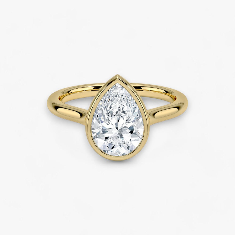 Moderner Verlobungsring mit 2-Karat Tropfen-Cut-Diamant in einer stilvollen Zargenfassung aus hochwertigem Gelbgold. Minimalistisches Schmuckdesign mit luxuriösem Glanz und zeitloser Eleganz, ideal für Verlobung, Hochzeit oder Jubiläum. Exklusiver Diamantring, der Handwerkskunst und modernes Design vereint. Jetzt den perfekten Verlobungsring für besondere Momente online entdecken und kaufen.