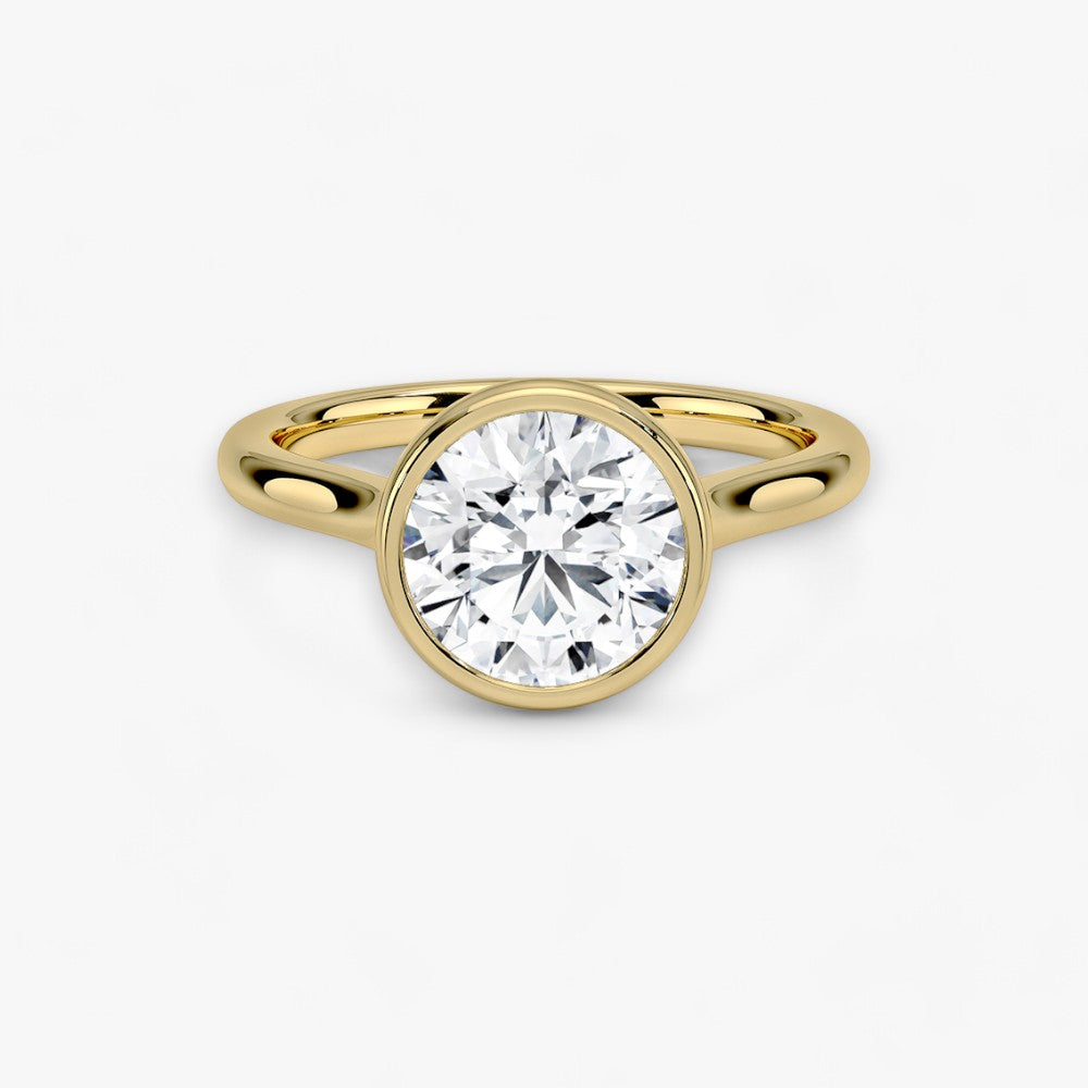 Moderner Verlobungsring mit 2-Karat Rund-Cut-Diamant in einer stilvollen Zargenfassung aus hochwertigem Gelbgold. Minimalistisches Schmuckdesign mit luxuriösem Glanz und zeitloser Eleganz, ideal für Verlobung, Hochzeit oder Jubiläum. Exklusiver Diamantring, der Handwerkskunst und modernes Design vereint. Jetzt den perfekten Verlobungsring für besondere Momente online entdecken und kaufen.