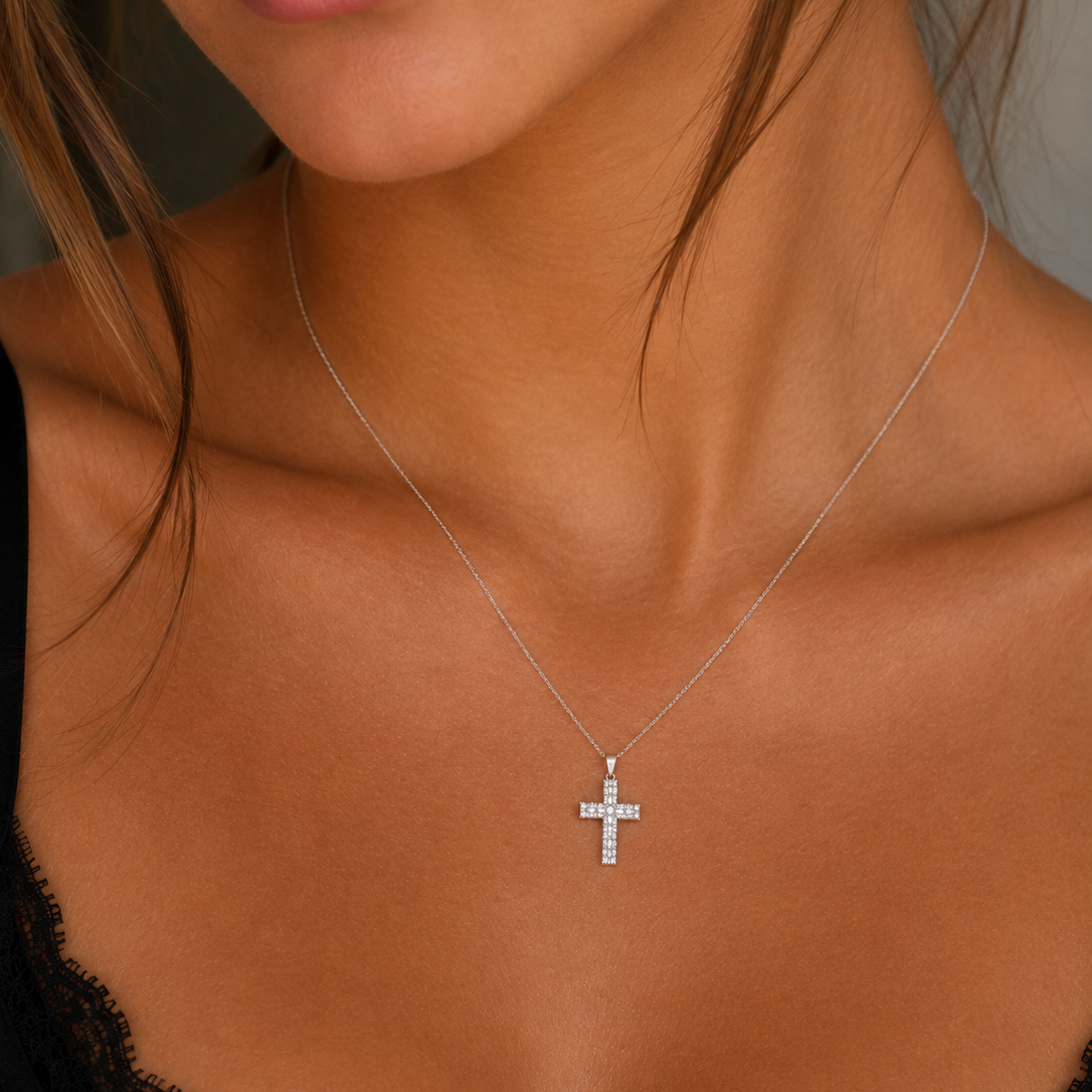 Kreuz Collier 4Q286 in Weißgold – weitere Produktansicht von NÓIR Diamonds