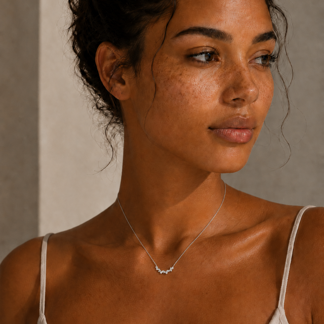 Baguette Collier 4Q739 in Weißgold – Ansicht des Diamant-Colliers von NÓIR Diamonds
