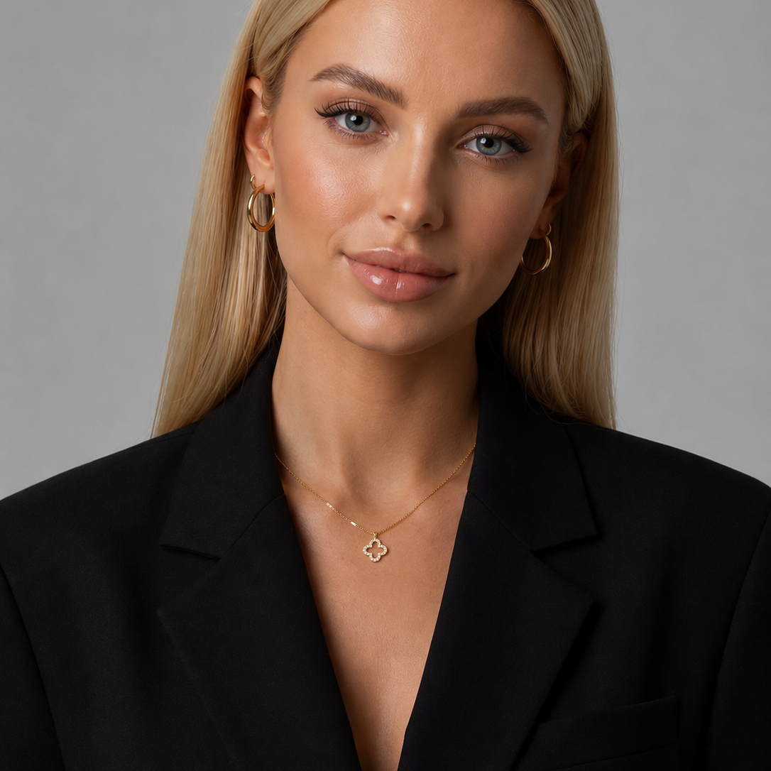 Modern Woman Collier 4Q830 in Weißgold – Ansicht des Diamant-Colliers von NÓIR Diamonds