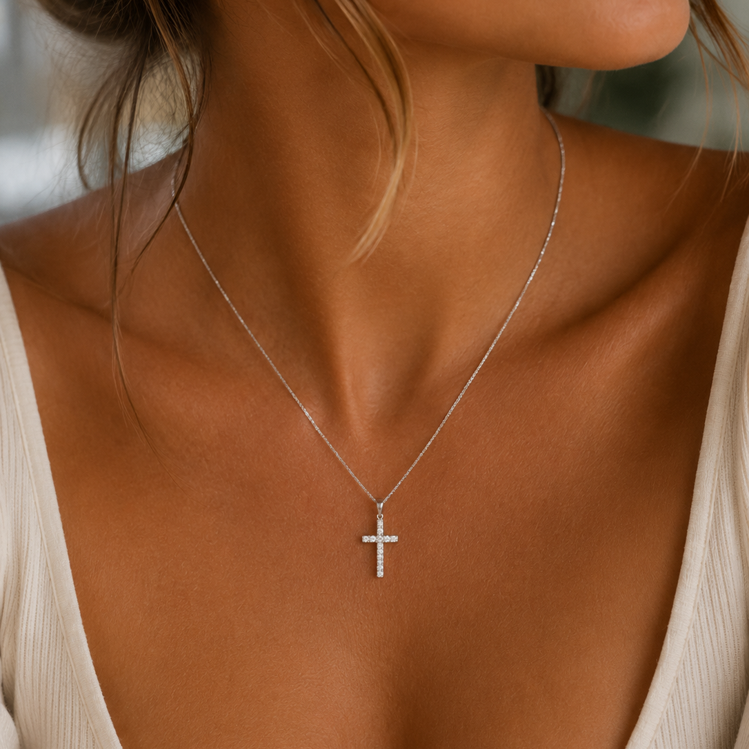 Kreuz Anhänger 3A935 in Weißgold – weitere Produktansicht von NÓIR Diamonds