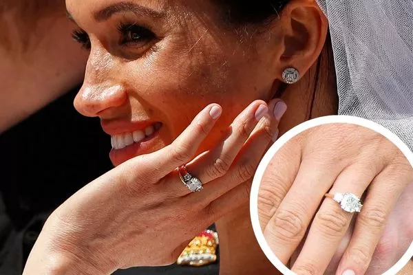 Meghan Markle strahlt mit ihrem eleganten Verlobungsring, der einen zentralen Diamanten mit zwei seitlichen Diamanten in einem klassischen Design vereint. Dieses zeitlose Schmuckstück können Sie bei NÓIR.com kaufen – wahlweise mit natürlichen oder labgrown Diamanten, garantiert zum besten Preis. Perfekt für Paare, die Stil, Eleganz und Nachhaltigkeit in ihrem besonderen Moment schätzen.