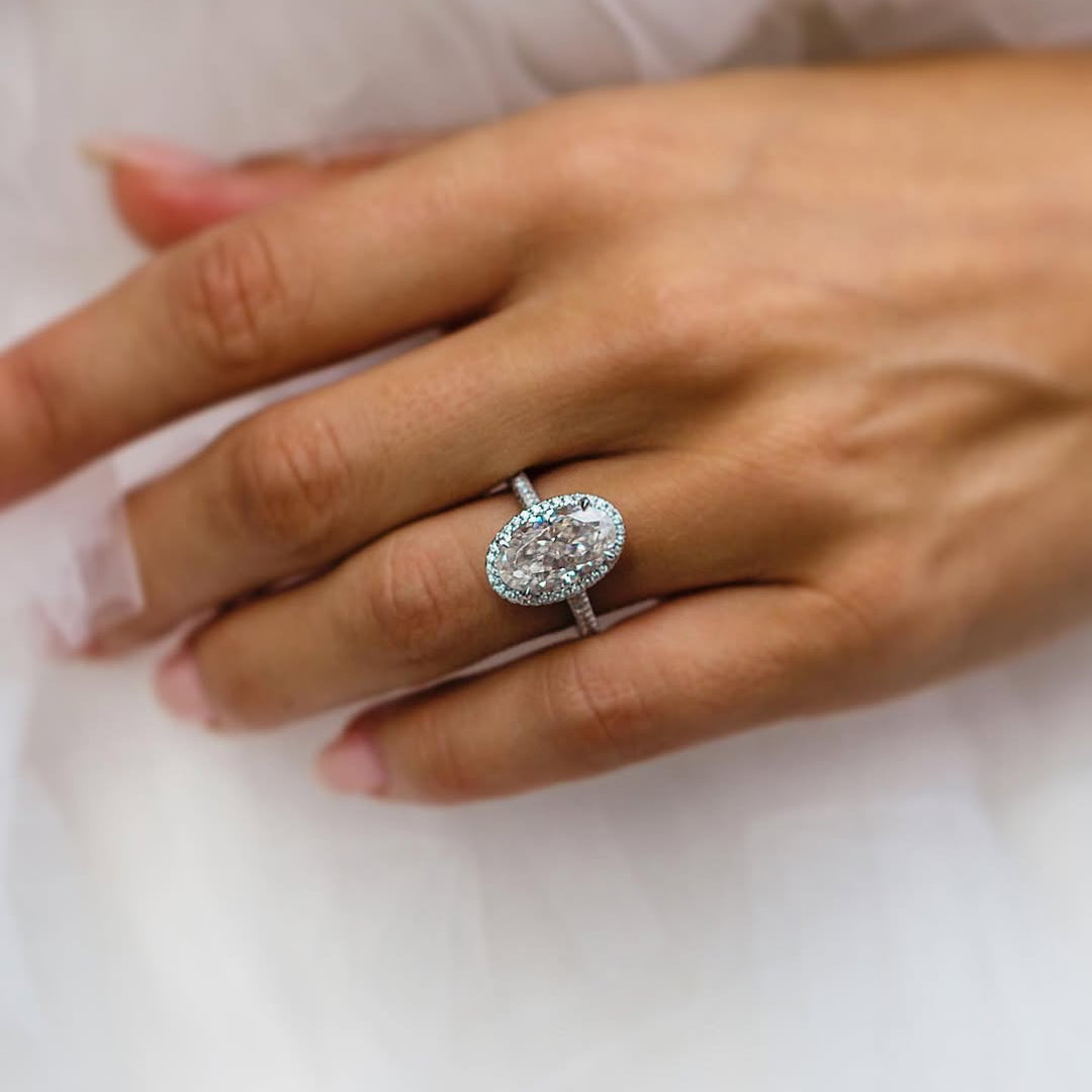 LUEUR Verlobungsring mit ovalem Diamant und Pavé-Halo von NÓIR Diamonds
