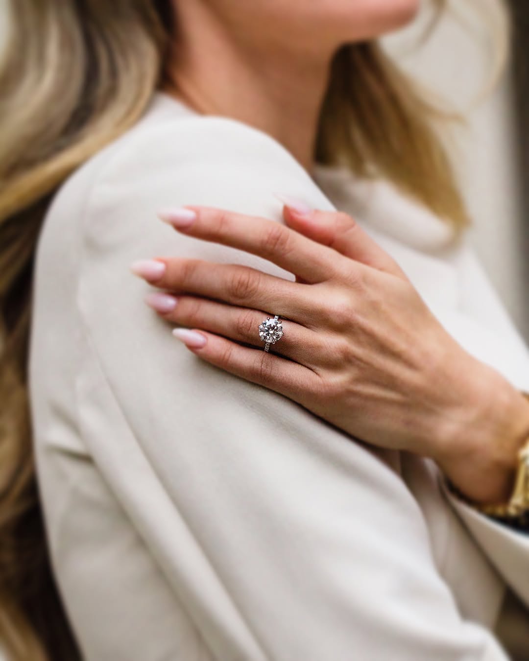 CLAIR (Rund Gelbgold mit Pave LABGROWN)